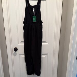 HALARA Black Relaxed Strap Jumpsuit with Front Pockets